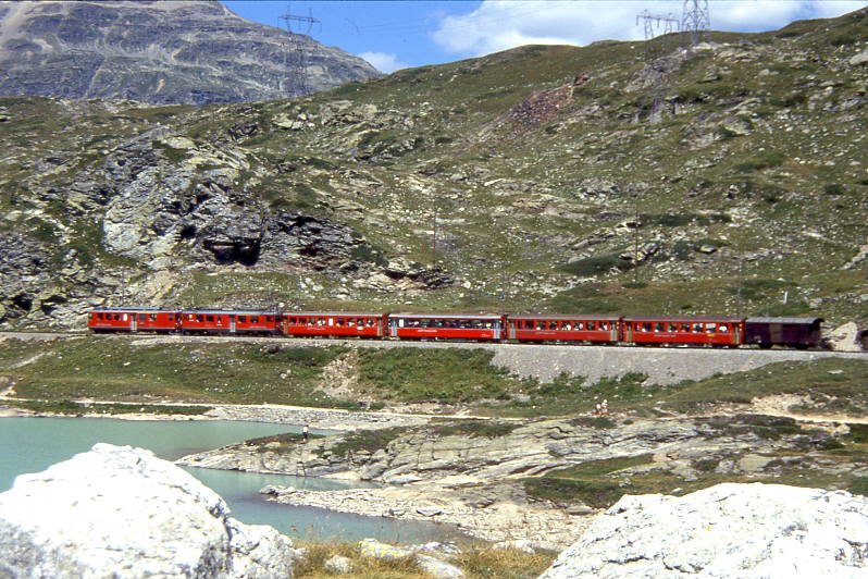 RhB Regionalzug 460 von Tirano nach St.Moritz am 21.08.1991 am Sdende das Lago Bianco zwischen Alp Grm und Ospizio Bernina mit Triebwagen ABe 4/4II 47 - ABe 4/4 III 51 - 4x B - Gb. Hinweis: gescanntes Dia
