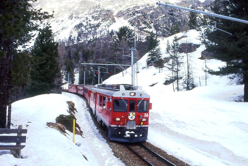 RhB Regionalzug 460 von Tirano nach St.Moritz am 06.03.1998 zwischen Bernina Suot und Morteratsch kurz unterhalb Montebello mit Triebwagen ABe 4/4 III 56 - B 2308 - B 2465 - AB 1545 - BD 2474 - Rw 8299. Hinweis: Zug hatte wegen Zugentgleisung bei Montebello 90 Minuten Versptung! gescanntes Dia
