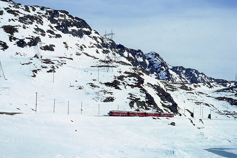 RhB Regionalzug 460 von Tirano nach St.Moritz am 21.02.1998 am Lago Bianco zwischen Alp Grm und Ospizio Bernina mit Triebwagen ABe 4/4 III 56 - ABe 4/4 II 42 - B 2307 - B 2467. Hinweis: gescanntes Dia
