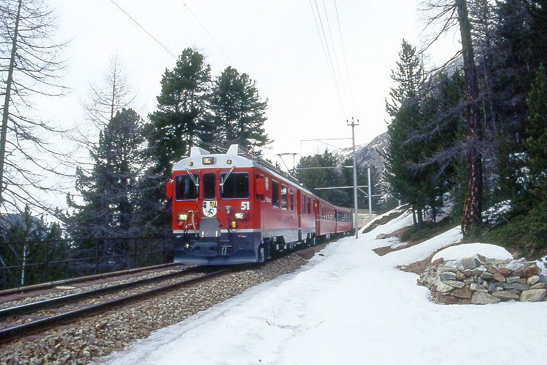 RhB Regionalzug 464 von Tirano nach St.Moritz am 06.03.1998 bei Montebello zwischen Bernina Suot und Morteratsch mit Triebwagen ABe 4/4 III 51 - B 2452 - B 2463 - Haikv 5173 - Rpw 8284 - Gbkv 5611.
