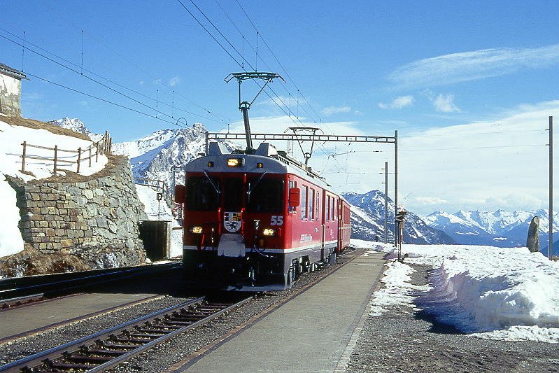 RhB - Regionalzug 470 von Tirano nach St.Moritz am 09.03.1998 Einfahrt Alp Grm mit Triebwagen ABe 4/4III 55 - B 2308 - B 2465 - AB 1543 - BD 2471 - Xk 9341 - Lbv 7851
