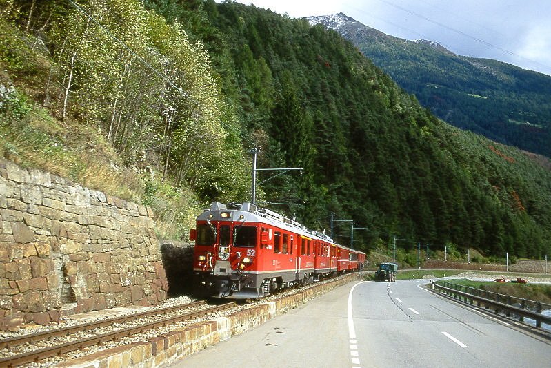 RhB - Regionalzug 470 von Tirano nach St.Moritz am 05.10.1999 kurz vor Miralago mit Triebwagen ABe 4/4 III 52 + ABe 4/4 II 45 - B 2312 - B 2466 - D 4035 - Hinweis: gescanntes Dia

