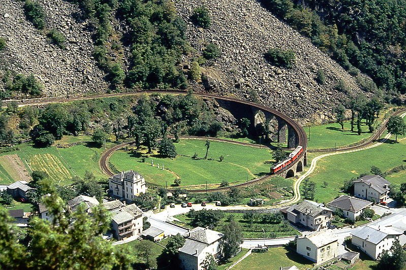 RhB Regionalzug 470 von Tirano nach St.Moritz am 29.08.1993 auf Kreisviadukt Brusio mit Triebwagen ABe 4/4 II 48 - ABe 4/4III 55
