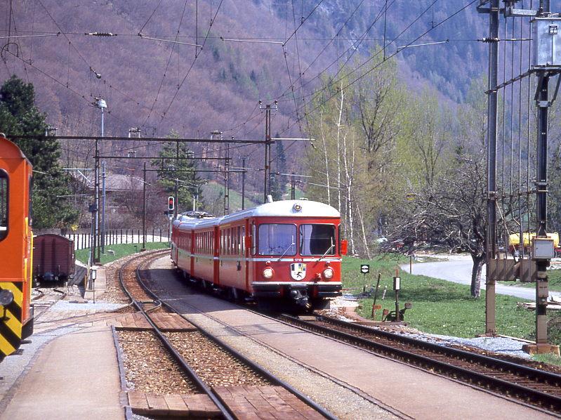 RhB Regionalzug 52 von Kblis nach Landquart vom 26.04.1992 Einfahrt Schiers mit ABDt 1715 - B 2415 - B 2415 - Be 4/4 516. Hinweis: Vierteiliger Vorortpendelzug, vom Triebwagen geschoben.