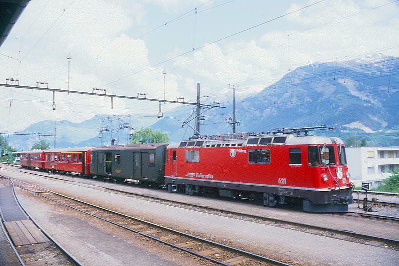 RhB Regionalzug 539 von Chur nach St.Moritz am 15.05.1988 in Thusis mit E-Lok Ge 4/4II 621 - D 4211 - AB 1521 - B 2328. Hinweis: gescanntes Dia

