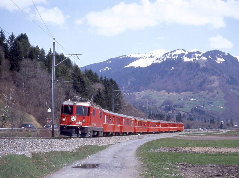 RhB Regionalzug 54 von Davos-Platz nach Landquart vom 25.04.1992 zwischen Schier und Grsch mit E-Lok Ge 4/4II 633 - B - AB - B - B - B - D. Hinweis: Hier ist die Strecke inzwischen auf Doppelspur ausgebaut!