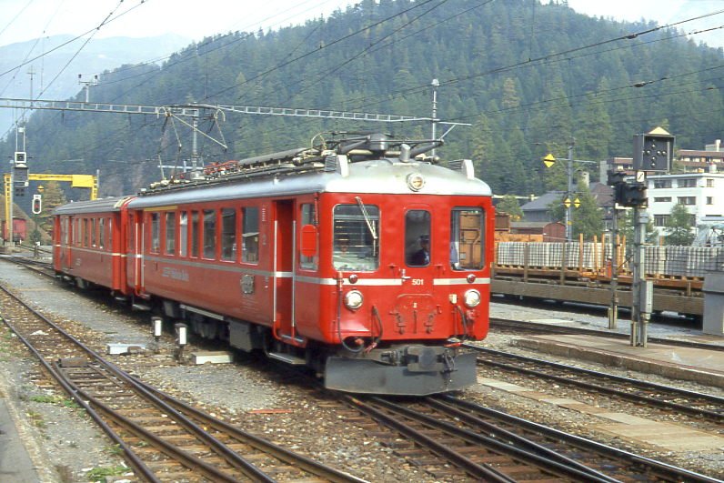 RhB Regionalzug 547 von Spinas nach St.Moritz am 30.09.1990 Einfahrt St.Moritz mit Triebwagen ABe 4/4 501. Hinweis: gescanntes Dia
