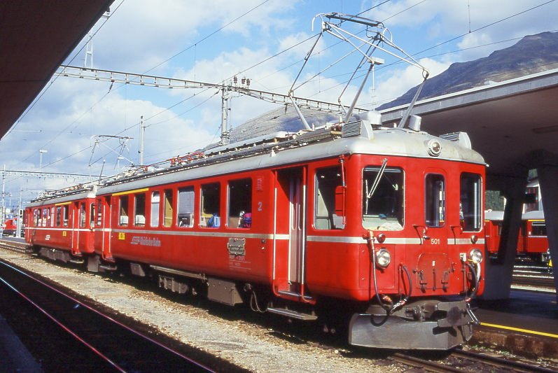 RhB Regionalzug 559 von Spinas nach St.Moritz am 05.09.1996 in Samedan mit Triebwagen ABe 4/4 501 - ABe 4/4 504. Hinweis: gescanntes Dia.
