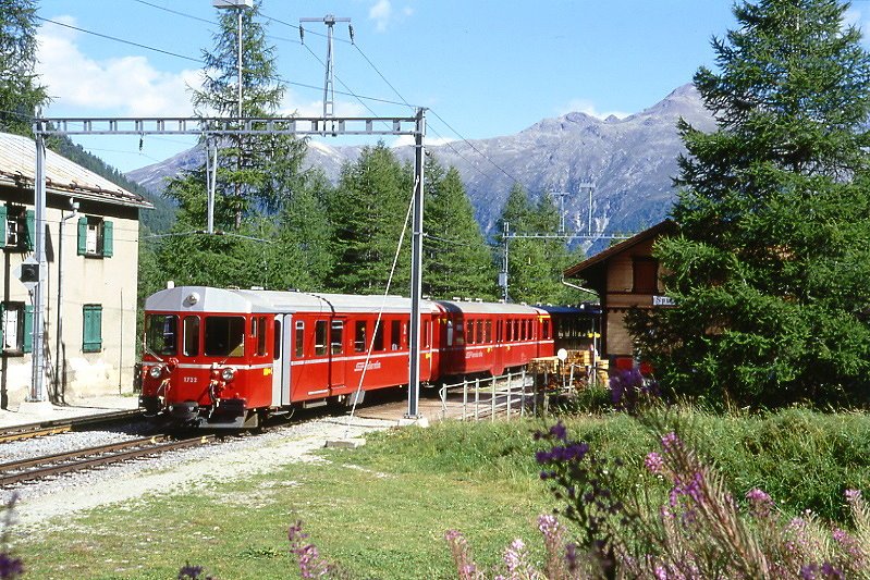 RhB Regionalzug 568 von Samedan nach Spinas am 28.08.1998 in Samedan mit Steuerwagen BDt 1722 - B 2333 - AB 1516 - E-Lok Ge 4/4I 601 schiebt. Hinweis: gescanntes Dia
