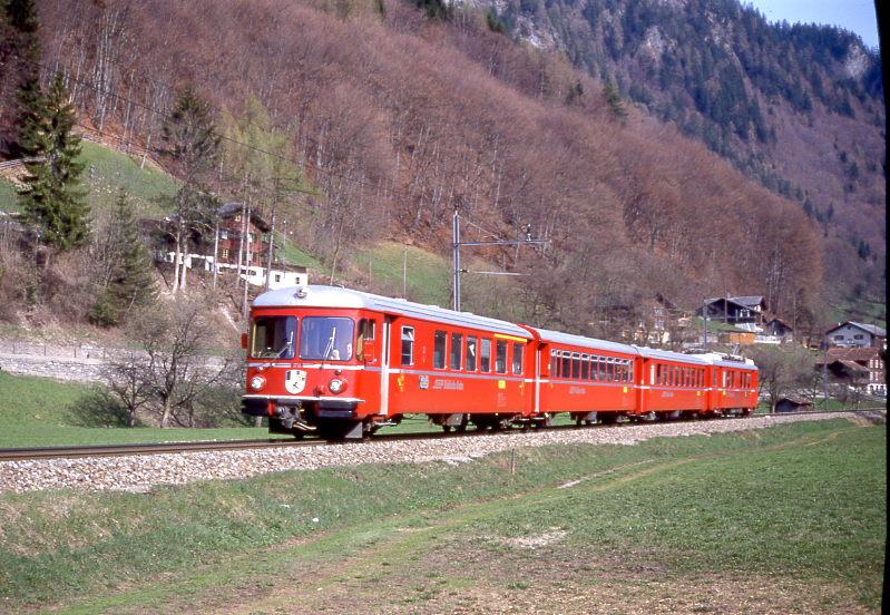 RhB Regionalzug 62 von Kblis nach Landquart vom 25.04.1992 kurz vor Schiers. 4-teiligen Vorortpendelzug mit ABDt 1711 - B 2417 - B 2411 - Be 4/4 511 geschoben.