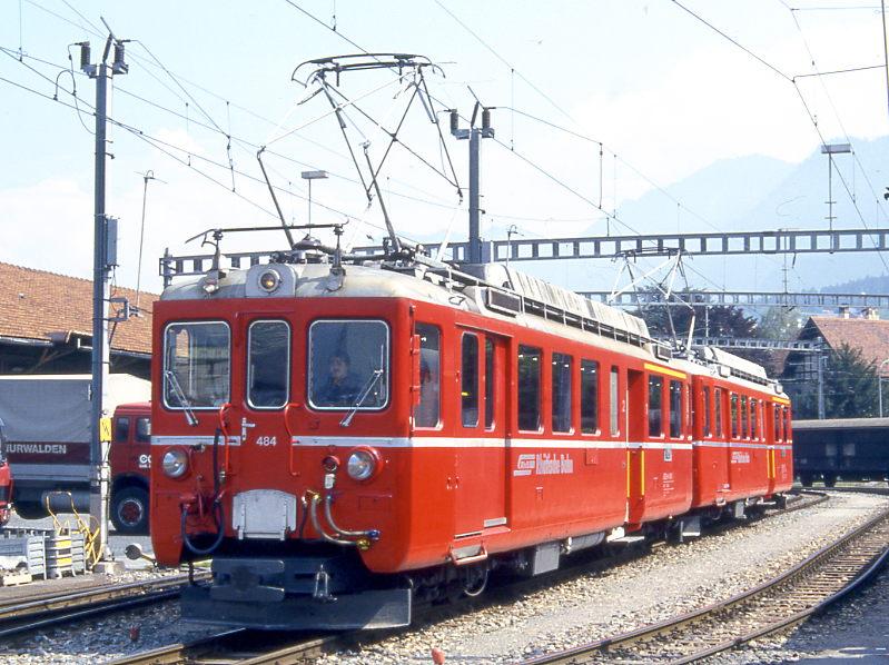 RhB Regionalzug 641 von Chur nach Arosa am 11.05.1994 in Chur mit Triebwagen ABDe 4/4 484II - ABDe 4/4 485II. Hinweis: Umfahrung der bereitgestellten Kompo ber Gleise der Abstellanlage, noch Gleichstrombetrieb! 
