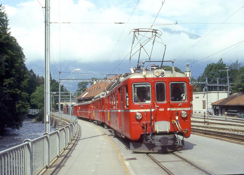 RhB Regionalzug 641 von Chur nach Arosa am 02.09.1996 in Chur Sand mit Triebwagen ABDe 4/4 486II - ABDe 4/4 484II - B 2315 - DZ 4004 - Fad 8729 - Fad 8705. Hinweis: noch Gleichstrombetrieb, den Zgen werden je nach Anfall auch Gterwagen bis zur Auslastung mitgegeben, hier netto 66t Baustoffe, also ca. 101t Gterlast.