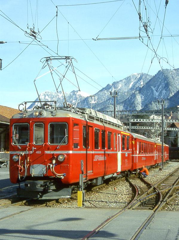RhB Regionalzug 641 von Chur nach Arosa am 28.02.1997 in Chur Abstellanlage mit Triebwagen ABDe 4/4 483II - B 2216 - A 1255 - D 4002. Hinweis: ein Bahnarbeiter ist beim Wechseln von abgefahrenen Bremskltzen, noch Gleichstrombetrieb!