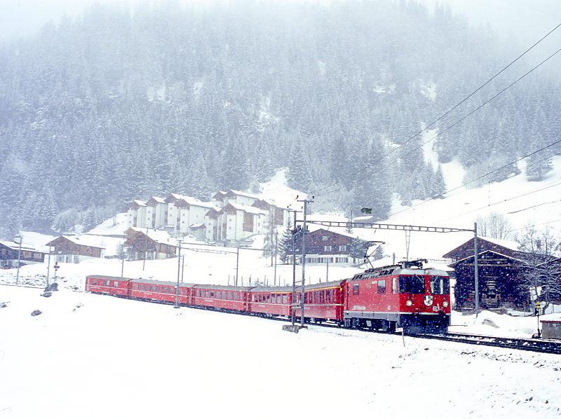RhB Regionalzug 644 von Arosa nach Chur am 01.03.1998 Einfahrt Litzirti mit E-Lok Ge 4/4II 613 - A 1270 - AB 1565 - B 2431 - B 2427 - D 4213.