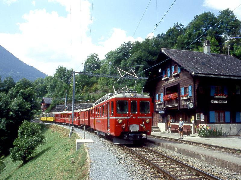 RhB Regionalzug 645 von Chur nach Arosa am 27.08.1997 in Len-Castiel mit Triebwagen ABDe 4/4 481II - D 4054 - B 2317 - ABt 1701 - B 2100 - B 2096. Hinweis: noch Gleichstrombetrieb, am Zugschlu laufen zwei offene 2-achsige Bernina-Aussichtswagen mit!