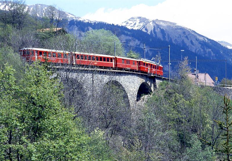RhB Regionalzug 645 von Chur nach Arosa am 15.05.1994 auf dem Lochbchliviadukt kurz vor St.Peter mit Triebwagen ABDe 4/4 485II - DZ 4231 - B 2317 - ABt 1702. Hinweis: erbaut 1913, Viaduktmitte bei Streckenkilometer 13,292 - Lnge 66m - 4 Bogen je 15m.