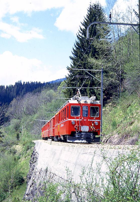 RhB Regionalzug 650 von Arosa nach Chur am 15.05.1994 ca. 150m nach Ausfahrt St.Peter mit ABt 1703 - B 2316 - DZ 4232 - ABDe 4/4 487 Triebwagen schiebend. Hinweis: 3x Zug 650, verschiedene Motive, gleicher Fotostandort, Rckansicht, man beachte die hohe Sttzmauer im steilen Gelnde.