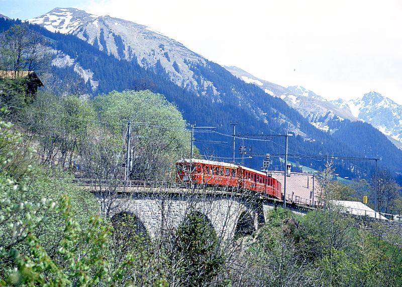 RhB Regionalzug 650 von Arosa nach Chur am 15.05.1994 auf dem Lochbchliviadukt, wenige Meter nach Ausfahrt St.Peter mit ABt 1703 - B 2316 - DZ 4232 - ABDe 4/4 487 Triebwagen schiebend. Hinweis: 3x Zug 650, verschiedene Motive mit nur 10m Fotostandortwechsel!  