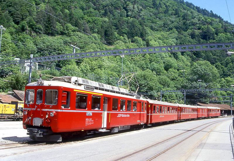 RhB Regionalzug 650 von Arosa nach Chur am 07.06.1997 Einfahrt Chur Sand mit Triebwagen ABDe 4/4 482II - B 2316 - B 2317 - D 4232 - A 1253. Hinweis: Der Betrieb wurde zu Gleichstromzeiten vor der Umstellung planmig mit drei Pendelzugkompos mit Triebwagen bergseitig durchgefhrt, da es nur die Steuerwagen 1701 bis 1703 gab. Triebfahrzeuge bergseitig zu kuppeln hat den Zweck, in der langen Gefllstrecke mit 60 Promille die Zge gestreckt zu fhren! Ab vierten Planumlauf und bei Doppel- und Dreifachfhrungen muten die Triebfahrzeuge am Endbahnhof immer umgestellt werden.