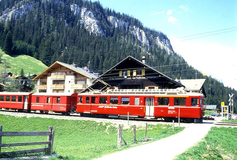 RhB REGIONALZUG 654 von Arosa nach Chur am 15.05.1995 in Litzirti mit Triebwagen ABDe 4/4 484II - DZ 4004 - B 2315.
