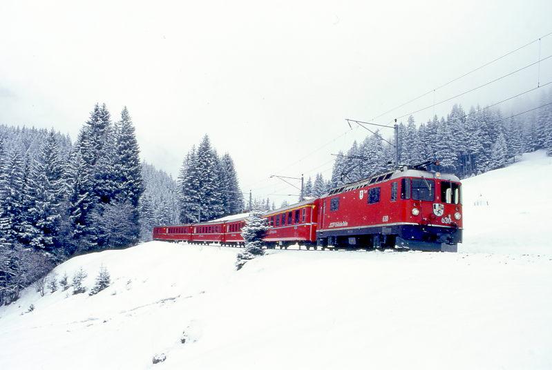 RhB REGIONALZUG 654 von Arosa nach Chur am 01.03.1998 zwischen Litzirti und Langwies mit E-Lok Ge 4/4II 630 - A 1235 - AB 1567 - B 2424 - B 2378 - D 4231.
