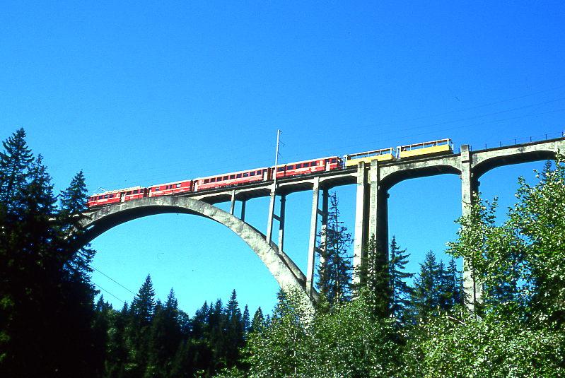 RhB REGIONALZUG 655 von Chur nach Arosa am 31.08.1997 auf Langwieser Viadukt mit mit Triebwagen ABDe 4/4 484II - DZ 4232 - B 2317 - ABt 1702-B 2102 - B 2097) Hinweis: noch Gleichstrombetrieb, Weitwinkelaufnahme, Triebwagen 484 verkauft an la Mure 11/1998.
