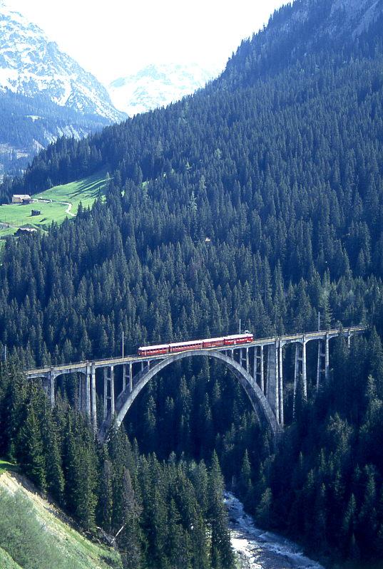 RhB Regionalzug 664 von Arosa nach Chur am 15.05.1995 auf Langwieser Viadukt mit ABt 1701I - B 2319 - DZ 4233 - ABDe 4/4 483II Triebwagen schiebend. Hinweis: Steuerwagen ABt 1701I Umzeichnung 1997 zu ABt 1703II, hier noch Gleichstrombetrieb!

