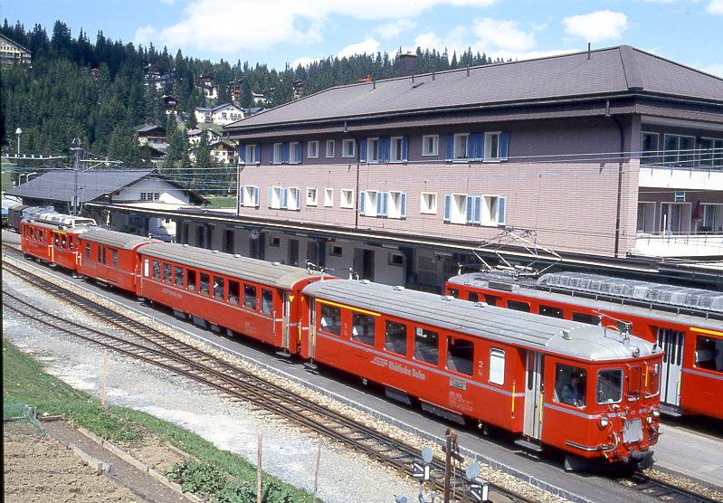 RhB Regionalzug 664 von Arosa nach Chur am 15.05.1995 in Arosa mit ABt 1701I - B 2319 - DZ 4233 - ABDe 4/4 483II Triebwagen schiebend. Hinweis: Steuerwagen ABt 1701I Umzeichnung 1997 zu ABt 1703II, hier noch Gleichstrombetrieb!