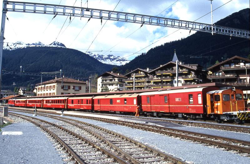 RhB Regionalzug 68 von Davos-Platz nach Landquart vom 13.05.1994 in Klosters mit E-Lok Ge 4/4II 617 - AB 1529 - B 2370 - B 2361 - D 4205 - Z 94 - Z 80 - Tm 2/2 20. Hinweis: Weitwinkelaufnahme, Anhngen des hinteren Postwagens vom Post-Kurs Klosters - Chur. Inzwischen ist so eine Aufnahme nichtnmehr mglich. da ein neuer berdachter Mittelbahnsteig gebaut wurde.