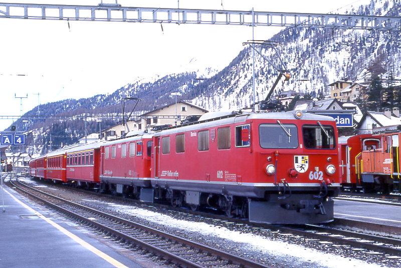 RhB REGIONALZUG 715 von St.Moritz nach Scuol am 07.03.1998 in Samedan mit E-Lok Ge 4/4I 602 - Ge 4/4I 608 - A 1212 - A 1233 - B 2345 - B 2343 - D 4214.5. Hinweis: seltene Doppeltraktion der BoBo I im Engadin, Lok wurde wegen Groverkehr zum Engadiner Marathon berfhrt.
