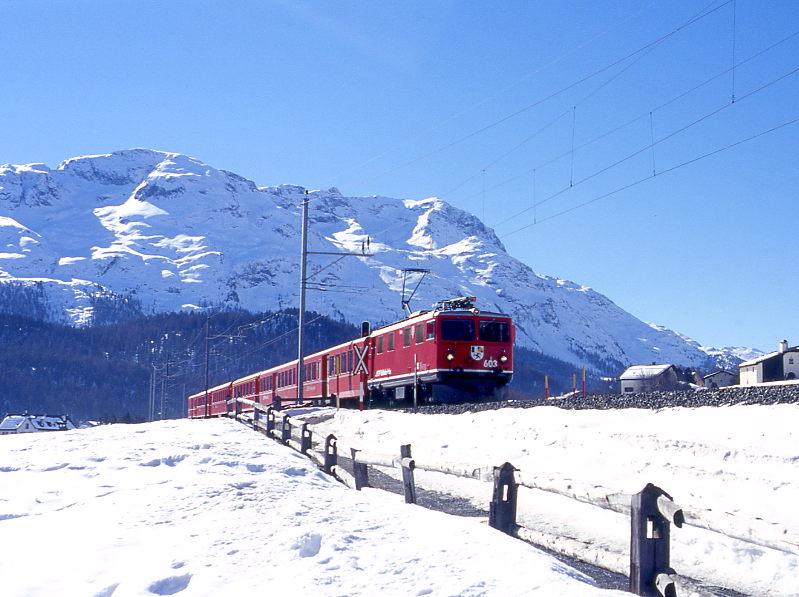 RhB Regionalzug 725 von St.Moritz nach Scuol am 26.02.1998 kurz nach Celerina mit Ge 4/4I 603 - B 2335 - B 2326 - A 1224 - B 2374 - B 2356 - D 4206. Die vorderen beiden Wagen sind Verstrkungswagen und laufen etwa 14 Tage vor den Engadiner Skimarathon in den Engadiner Zgen mit. 