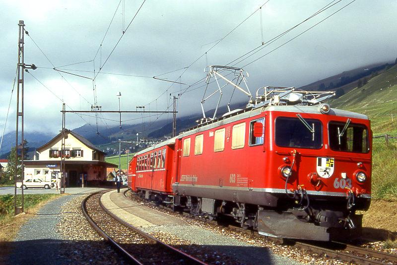 RhB REGIONALZUG 725 von St.Moritz nach Scuol am 04.09.1996 in S-chanf mit E-Lok Ge 4/4I 603 - B 2232 - B 2371 - AB 1564 - AB 1524 - D 4206.
