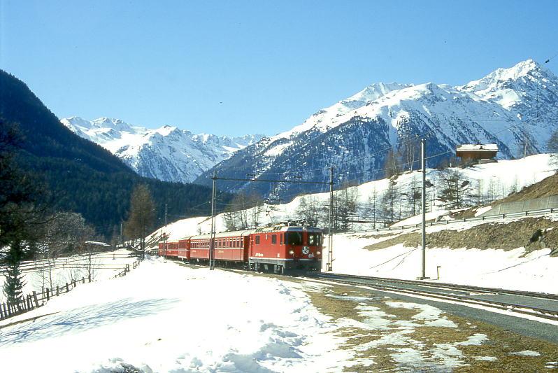 RhB REGIONALZUG 725 von St.Moritz nach Scuol am 02.03.1997 Einfahrt Lavin mit E-Lok Ge 4/4II 618 - 3B - 2AB - D.
