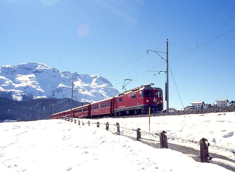 RhB REGIONALZUG 731 von St.Moritz nach Scuol am 26.02.1998 mit Ge 4/4II 621 - B - B - A - B - B - D. Hinweis: Seit 22.11.1999 gibt es keine durchgehenden Planzge St.Moritz - Scuol.
