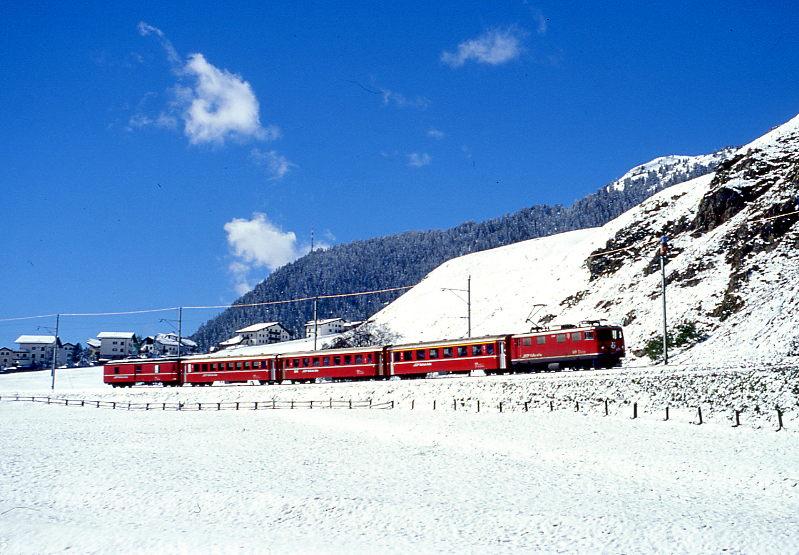 RhB REGIONALZUG 731 von St.Moritz nach Scuol am 04.10.1999 mit Ge 4/4I 609 - A 1241 - B 2343 - B 2359 - D 4201. Hinweis: Seit 22.11.1999 gibt es keine durchgehenden Planzge St.Moritz - Scuol.
