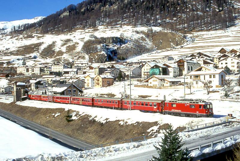 RhB REGIONALZUG 735 von St.Moritz nach Scuol am 01.02.1998 Ausfahrt Ardez mit E-Lok Ge 4/4II 614 - 4B - 2AB - D 4207. Hinweis: hinter der Lok laufen 2 Stahlwagen aus den 30er-Jahren!
