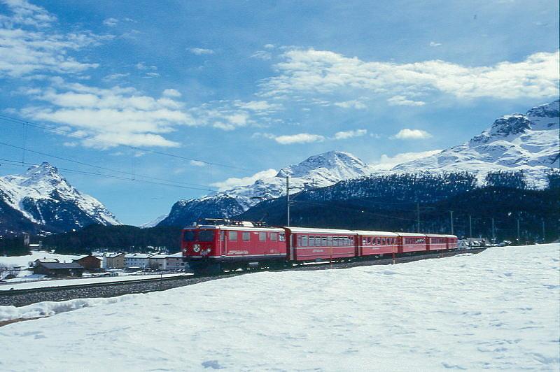 RhB Regionalzug 735 von St.Moritz nach Scuol am 06.03.1998 zwischen Celerina und Samedan mit E-Lok Ge 4/4I 608 - B 2265 - A 1233 - B 2345 - B 2343 - D 4212. Hinweis: gescanntes Dia
