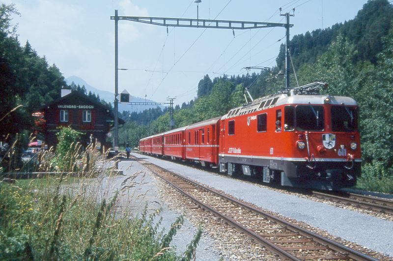 RhB REGIONALZUG 744 von Disentis nach Chur am 05.08.1992 in Valendas-Sagogn mit E-Lok Ge 4/4II 611 - D 4217 - B 2351 - B 2350 - AB 1528 - AB 1532. Hinweis: gescanntes Dia
