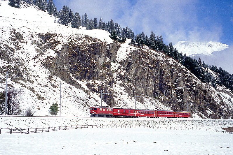 RhB Regionalzug 744 von Scuol nach St.Moritz am 04.10.1999 zwischen Samedan und Celerina mit E-Lok Ge 4/4 I 609 - D 4201 - B 2359 -  B 2343 - A 1241. Hinweis: seit 22.11.1999 verkehren keine durchgehenden Planzge mehr von Scuol nach St.Moritz, gescanntes Dia
