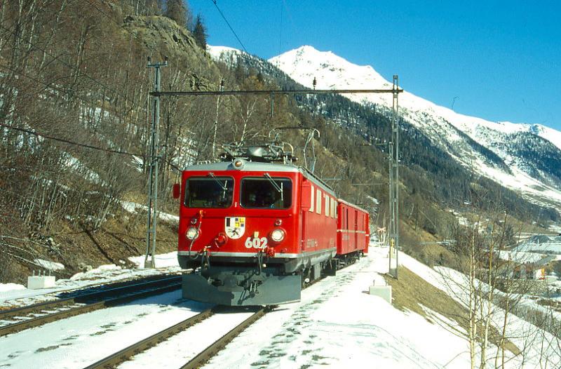 RhB REGIONALZUG 750 von Scuol nach St.Moritz am 02.03.1997 Einfahrt Susch mit E-Lok Ge 4/4I 602 - D - ....
