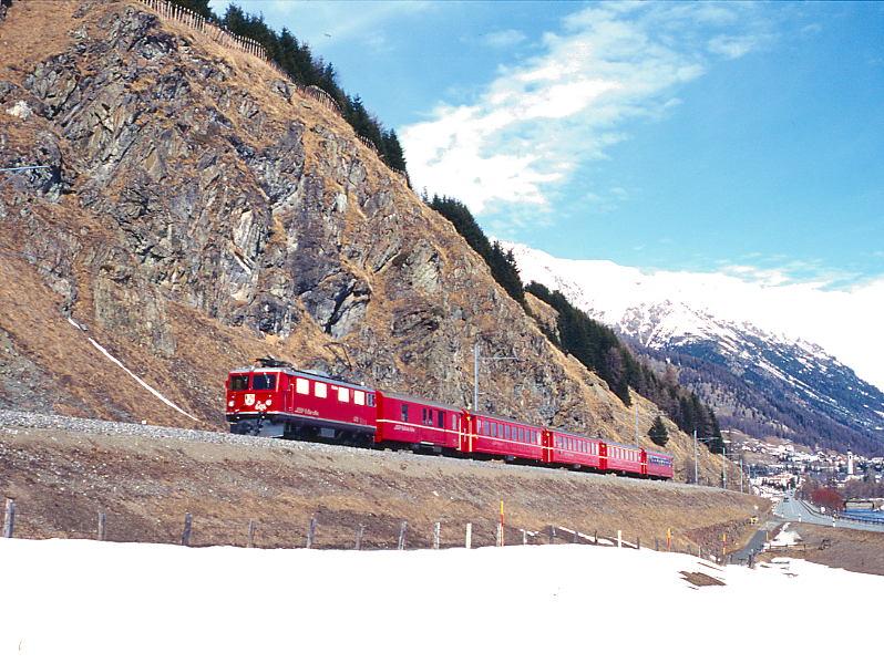 RhB REGIONALZUG 750 von Scuol nach St.Moritz am 06.03.1998 zwischen Samedan und Celerina mit E-Lok Ge 4/4I 608 - D 4212 - B 2443 - B 2445 - A 1233 - B 2265.
