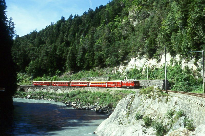 RhB Regionalzug 754 von Disentis nach Chur am 01.09.1997 bei Hochwassermarke zwischen Trin und Reichenau mit E-Lok Ge 4/4 I 603 - D 4213 - A 1241 - B 2351 - B 2434 - B 2348. Hinweis: gescanntes Dia

