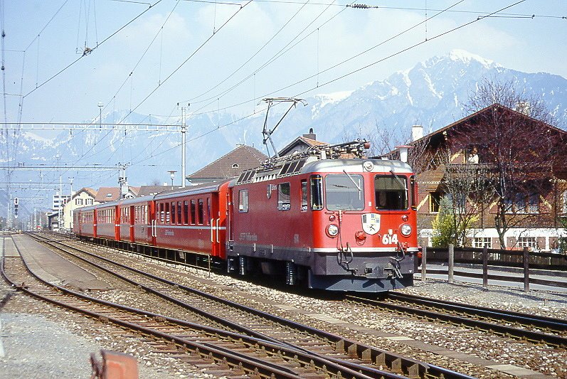 RhB Regionalzug 761 von Chur nach Disentis am 11.04.1992 Ausfahrt Domat Ems mit E-Lok Ge 4/4 II 614 - 3x B - A - D. Hinweis: gescanntes Dia
