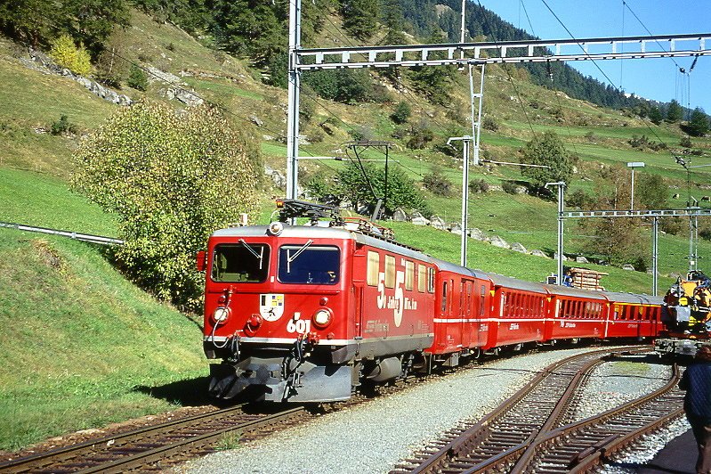 RhB Regionalzug 764 von Scuol nach St.Moritz am 07.10.1999 Einfahrt Lavin mit E-Lok Ge 4/4 I 601 - D 4206 - B 2356 -  B 2343 - A 1232 - B 2253. Hinweis: seit 22.11.1999 verkehren keine durchgehenden Planzge mehr von Scuol nach St.Moritz, gescanntes Dia
