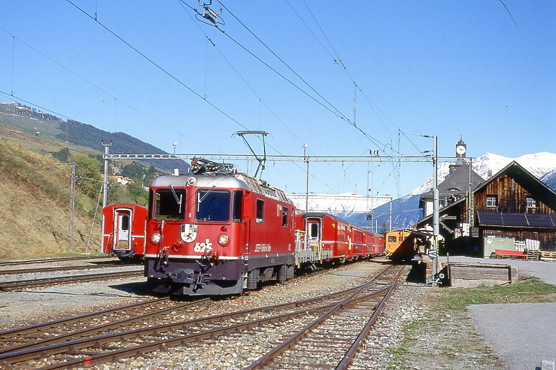 RhB Regionalzug 770 von Scuol nach St.Moritz am 07.10.1999 Ausfahrt Scuol mit E-Lok Ge 4/4 II 625 - Lklpv 7842 - Lklpv 7841 - D 4220 - B 2363 -  B 2344 - A 1228 - B 2258. Hinweis: seit 22.11.1999 verkehren keine durchgehenden Planzge mehr von Scuol nach St.Moritz, offene Velotransportwagen gibt es auch nicht mehr, gescanntes Dia
