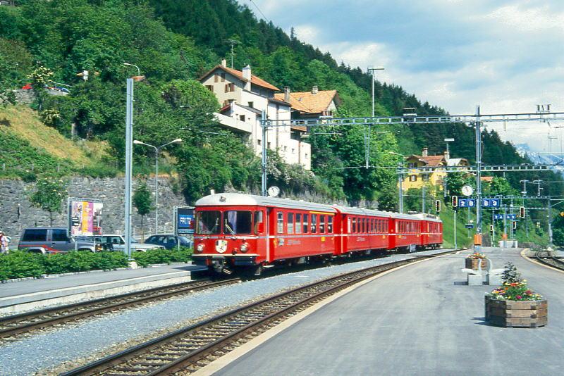 RhB Regionalzug 833 von Chur nach Thusis am 15.05.1995 Einfahrt Thusis mit Steuerwagen voraus ABDt 1715 - B 2416 - B 2415 - Be 4/4 514. Hinweis: Vorortpendelzug, gescanntes Dia
