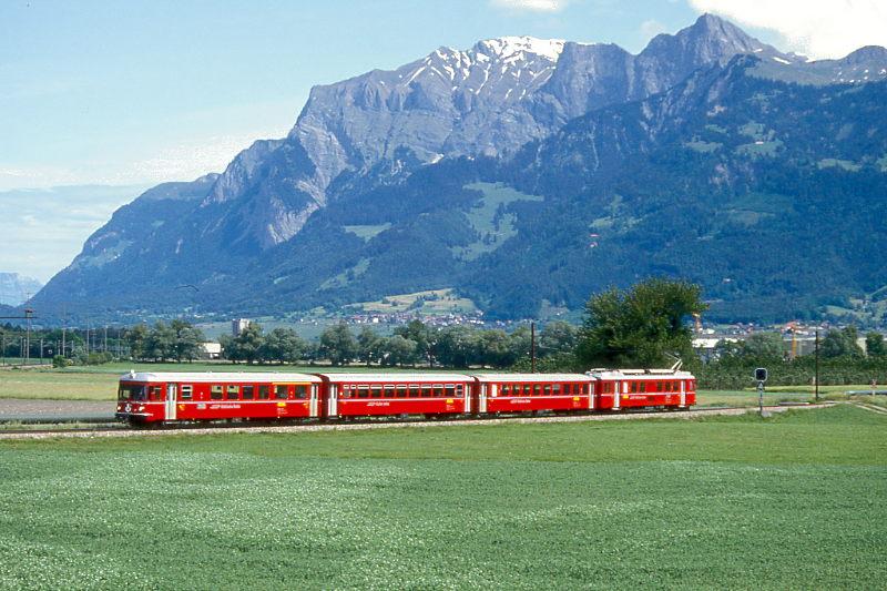 RhB Regionalzug 835 Vorortpendel von Landquart nach Chur am 01.06.1992 zwischen Igis und Zizers mit Steuerwagen voraus ABDt 1711 - B 2417 - B 2411 - Be 4/4 511.
