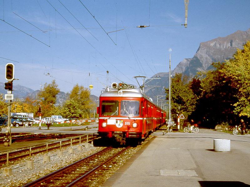 RhB Regionalzug 841 von Kblis nach Thusis vom 17.10.1998 Einfahrt Landquart mit vierteiligen Vorortpendelzug mit Triebwagen Be 4/4 511 - B - B - ABDt. Hinweis: Blick noch auf alte Einfahrt, inzwischen umgebaut. 