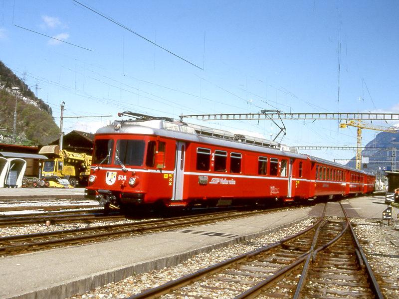 RhB Regionalzug 841 von Kblis nach Thusis vom 25.04.1999 Ausfahrt Landquart mit vierteiligen Vorortpendelzug mit Triebwagen Be 4/4 514 - B 2415 - B 2412 - ABDt 1712. 