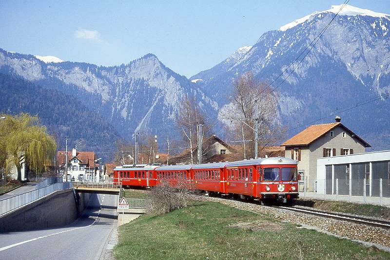 RhB Regionalzug 857 von Chur nach Thusis am 12.04.1992 Ausfahrt Bonaduz, Vorortpendelzug mit Steuerwagen voraus ABDt 1715 - B 2416 - B 2415 - Be 4/4 515. Hinweis: gescanntes Dia.
